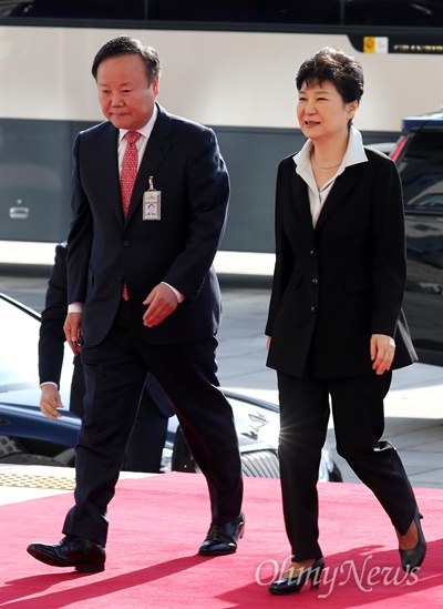 국회 도착하는 박근혜 대통령 박근혜 대통령이 국회 시정연설을 위해 24일 오전 여의도 국회의사당에 도착하고 있다.