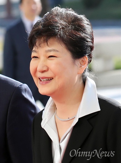 박근혜 대통령이 국회 시정연설을 위해 24일 오전 여의도 국회의사당에 도착하고 있다.