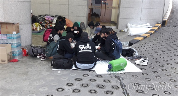 밤새 고 백남기씨의 시신이 있는 서울대병원 장례식장을 지킨 대학생들이 24일 오전 장례식장 주차장에서 아침밥을 먹고 있다. 