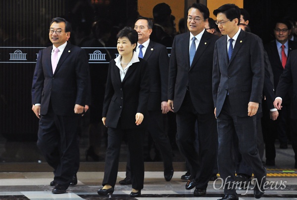 박근혜 대통령이 24일 오전 국회 본회의장에서 시정연설을 마친 뒤 새누리당 이정현 대표, 정진석 원내대표 등과 함께 회의장을 나오고 있다.
