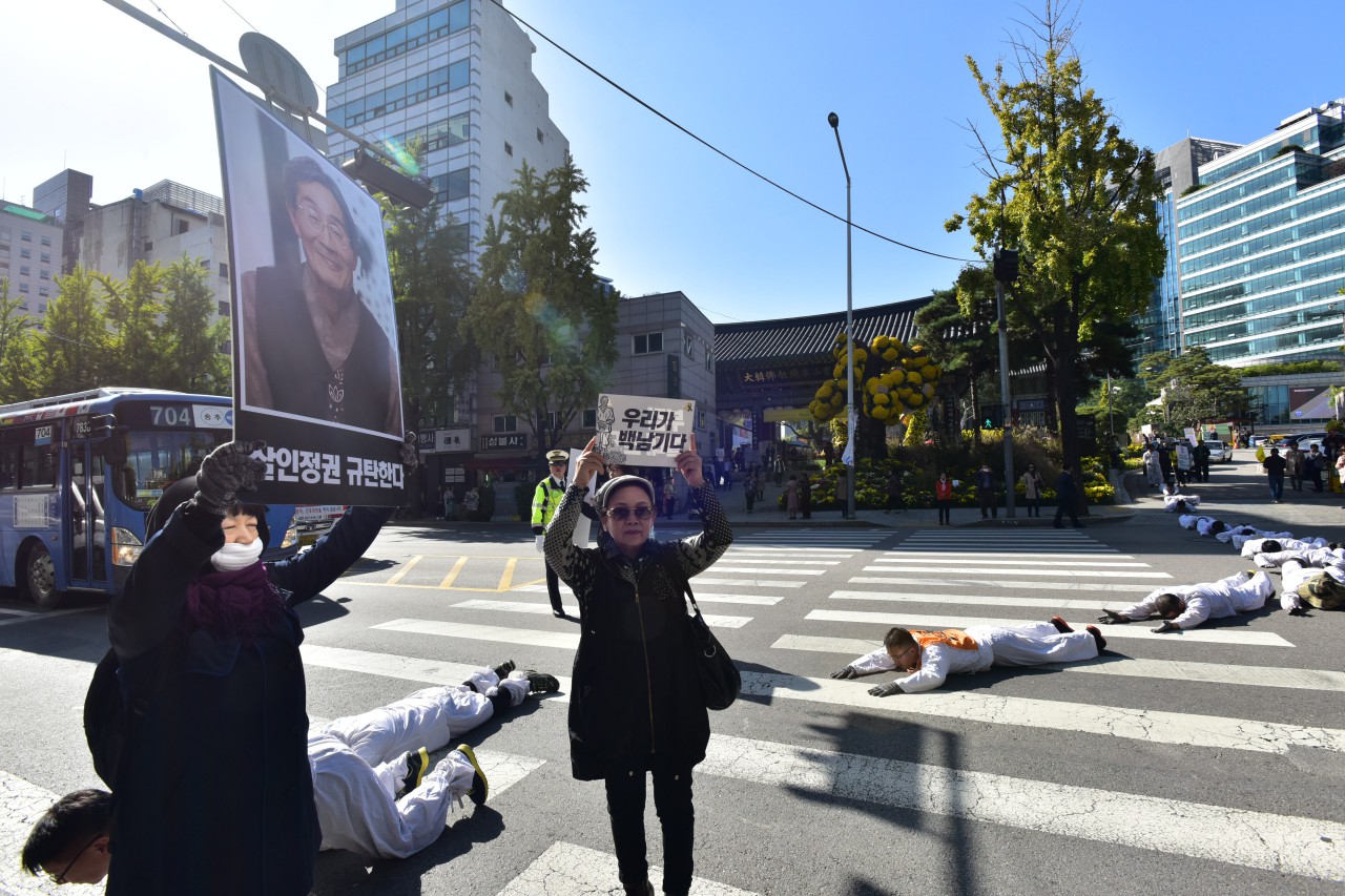 조계종 사회노동위원회가 24일 오후 서울 종로구 조계사 일주문에서 서울대병원 장례식장까지 '고 백남기 농민을 추모하며 '부검반대, 특검도입'을 촉구하며 오체투지를 하고 있다.