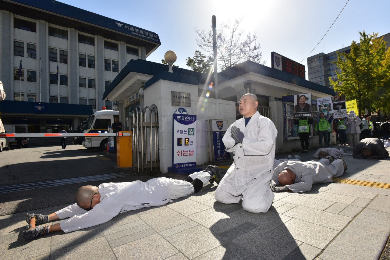 조계종 사회노동위원회가 24일 오후 서울 종로구 조계사 일주문에서 서울대병원 장례식장까지 '고 백남기 농민을 추모하며 '부검반대, 특검도입'을 촉구하며 오체투지를 하고 있다.