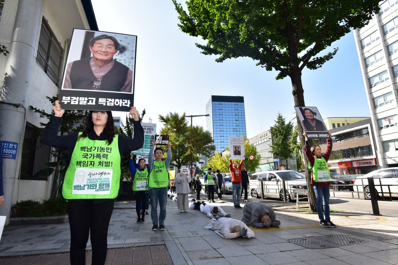 조계종 사회노동위원회가 24일 오후 서울 종로구 조계사 일주문에서 서울대병원 장례식장까지 '고 백남기 농민을 추모하며 '부검반대, 특검도입'을 촉구하며 오체투지를 하고 있다.