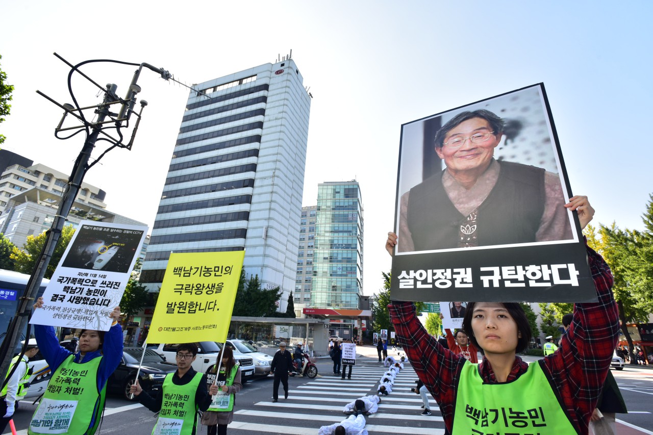 조계종 사회노동위원회가 24일 오후 서울 종로구 조계사 일주문에서 서울대병원 장례식장까지 '고 백남기 농민을 추모하며 '부검반대, 특검도입'을 촉구하며 오체투지를 하고 있다.