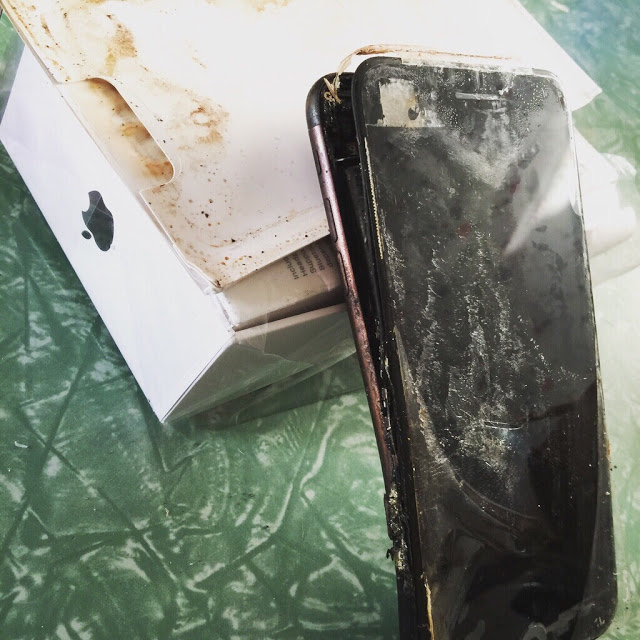 미국 네티즌 kroopthesnoop이 지난 9월 28일 SNS '레딧'에 배송 도중 폭발한 직장 동료의 아이폰7 플러스 사진을 올렸다. 케이스와 포장재가 심하게 파손돼 있다.