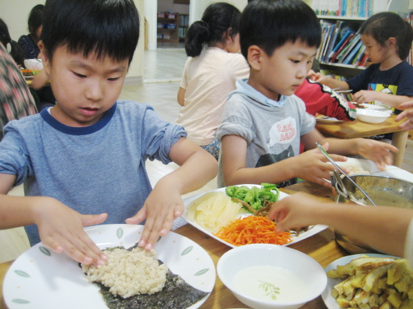 아이들이 조심스레 김밥을 만들고 있어요. 