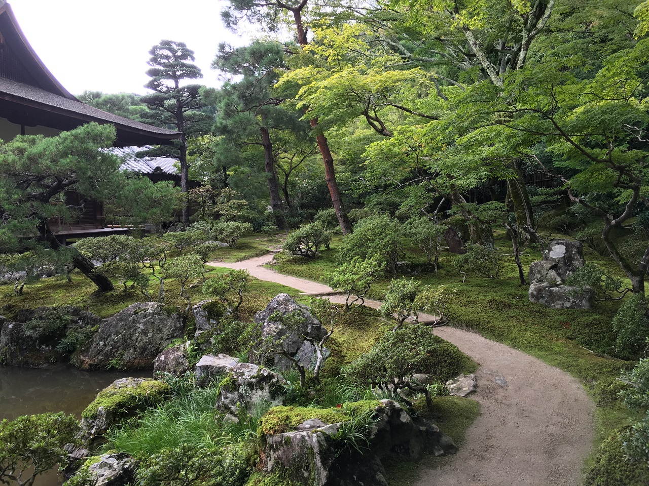 어느 곳을 찍어도 화보다. 완벽한 구도와 배치를 자랑하는 일본식 정원의 끝판왕.