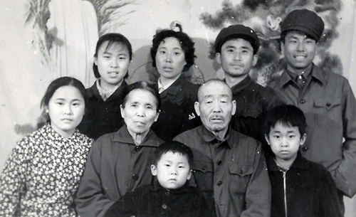3대가 함께 찍은 김추월씨의 가족사진.