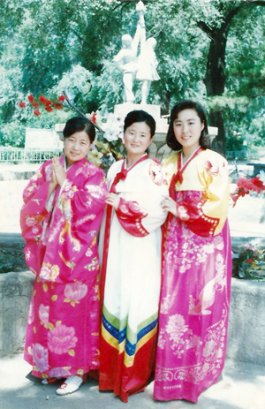 연변대학교 재학시절 초등학교 친구들이 놀러와 찍은 사진(맨 오른쪽이 김추월씨).