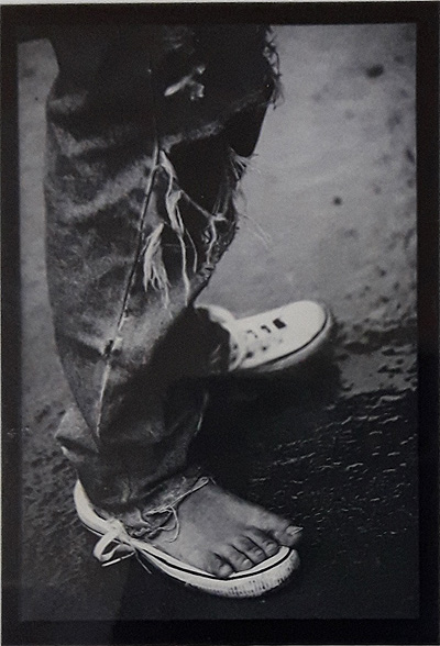  김현식 5집 음반 뒷면에 실린 사진(김중만 사진작가의 작품). 빗물로 적셔진 맨땅에 낡은 청바지, 운동화, 맨발로 선 모습은 이미 그의 죽음을 예견한 듯 보였다.