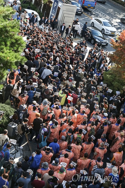  고 백남기 농민 강제부검 집행을 위해 25일 오후 종로경찰서장이 서울대병원 장례식장에 도착하자 시민,농민,노동자, 학생들이 저지하고 있다. 