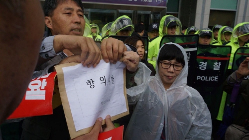 전북경찰이 항의서한 수령을 거부하자 참가자들은 그 자리에서 항의서한을 찢고 있다.
