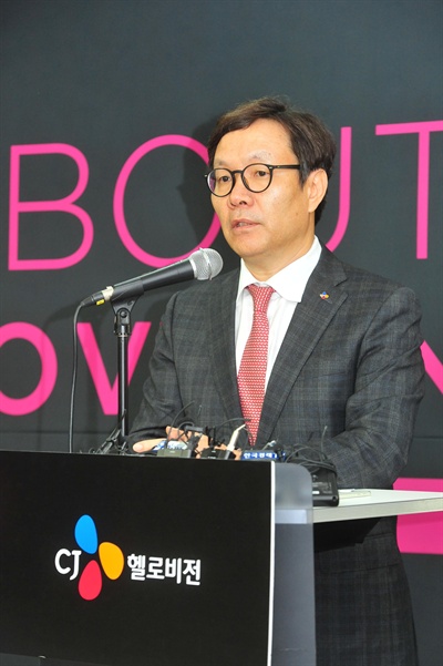 변동식 CJ헬로비전 공동대표가 25일 오전 서울 상암동 본사에서 기자간담회를 열고 경영 정상화와 앞으로 사업계획을 발표하고 있다.
