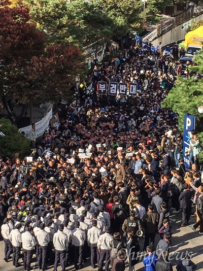  고 백남기 농민 강제부검 집행을 위해 25일 오후 종로경찰서장이 서울대병원 장례식장에 도착하자 시민, 농민, 노동자, 학생들이 저지하고 있다.