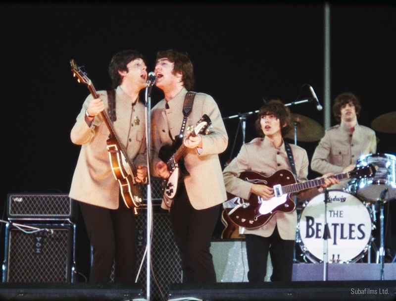  영화 <비틀스: 에잇 데이즈 어 위크>에 삽입된 비틀스의 공연 실황 사진. 이들의 무대는 늘 열정적인 팬덤과 함께 하며 활력이 넘쳐났다. 