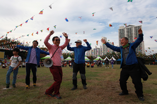 22일 열린 아파트대항 가을대운동회에서 환호하고 있는 주민들