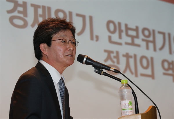 새누리당 유승민 의원이 25일 오후 서울 마포구 서강대학교 다산관에서 '경제위기, 안보위기와 정치의 역할'을 주제로 특강을 하고 있다.