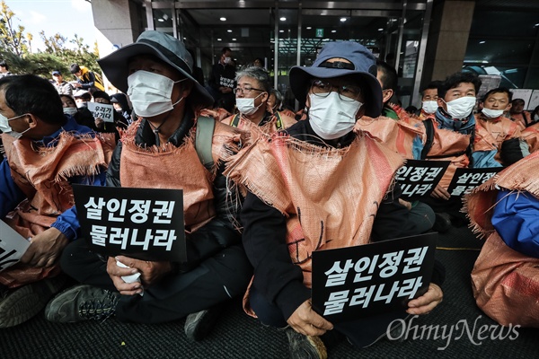  성직자, 농민, 노동자, 시민, 학생들이 25일 오후 연건동 서울대병원 장례식장에서  고 백남기 농민에 대한 경찰 강제부검 영장 집행을 저지하고 있다. 