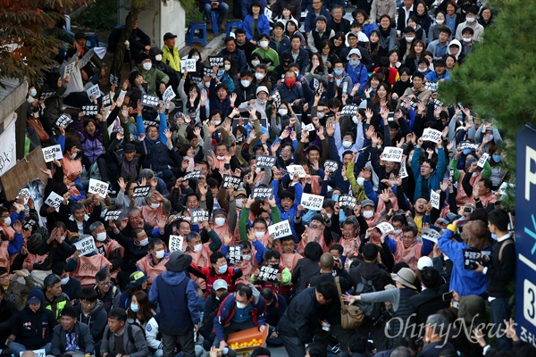 고 백남기 농민 지키는 시민들 고 백남기 농민 강제부검 집행을 위해 25일 오후 종로경찰서장이 서울대병원 장례식장에 도착하자 시민,농민,노동자, 학생들이 저지하고 있다.