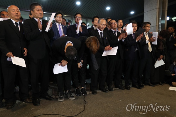 감사 인사하는 고 백남기 농민 유가족 고 백남기 농민에 대한 경찰의 강제부검 영장 집행이 무산된 가운데 25일 오후 연건동 서울대병원 장례식장에서 고인의 딸 백도라지씨와 남편이 영장집행 저지를 위해 애쓴 시민들에게 감사 인사를 하고 있다.