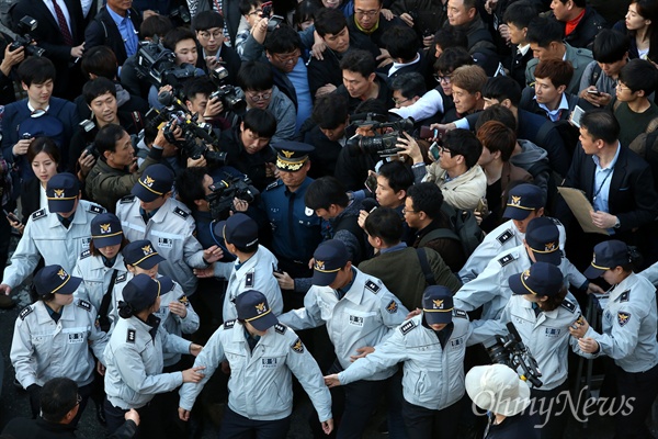  고 백남기 농민 강제부검 영장 집행을 위해 25일 오후 연건동 서울대병원 장례식장에 도착한 홍완선 종로경찰서장이 경찰들에게 둘러싸여 이동하고 있다.