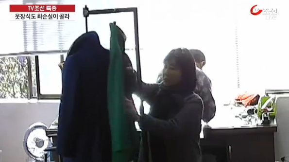 25일 밤, TV조선은 박 대통령이 국제행사에서 입을 옷을 최순실씨가 직접 골랐다고 보도했다.
