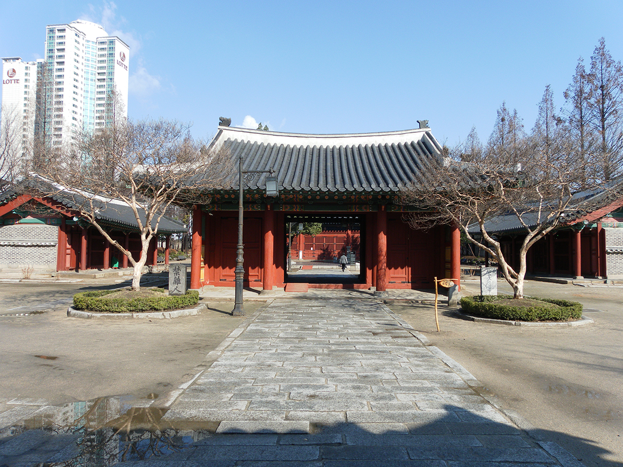 관우를 모시는 사당 중 하나인 서울 동묘. 진령군이 세운 관우 사당은 북묘다. 