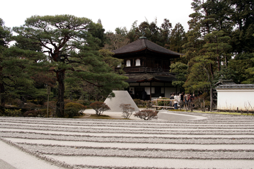 일본의 대표적 정원인 교토의 '은각사' 모습으로 하얀모래는 바다의 파도를 상징하며 소나무 아래 봉화대처럼 솟아오른 하얀 모래탑은 후지산을 상징한다. 지나치게 인위적인 모습이라는  생각이 들었다