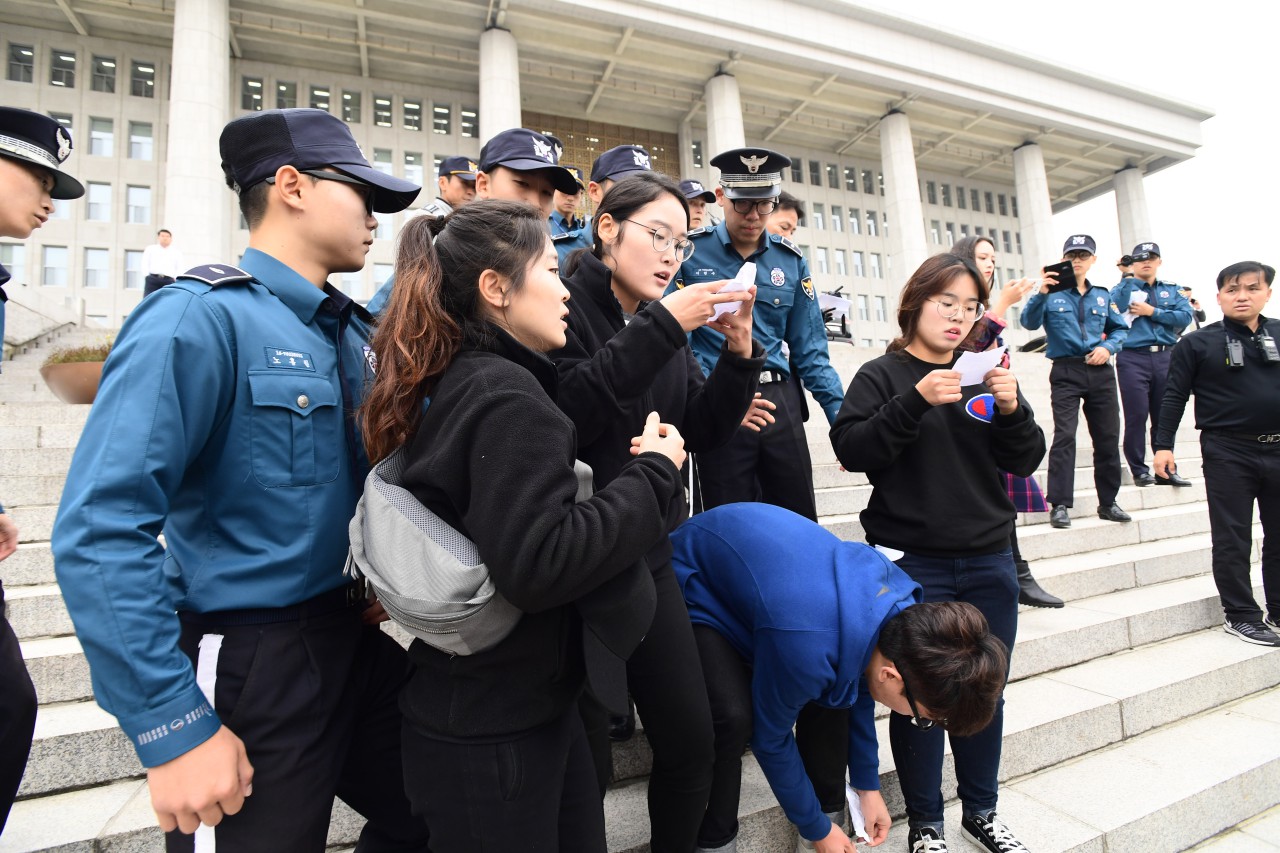 대학생 4여명이 26일 오후 국회본청 계단앞에서 기습 시위를 벌이며 "박근혜 대통령 탄핵"을 외치고 있다.