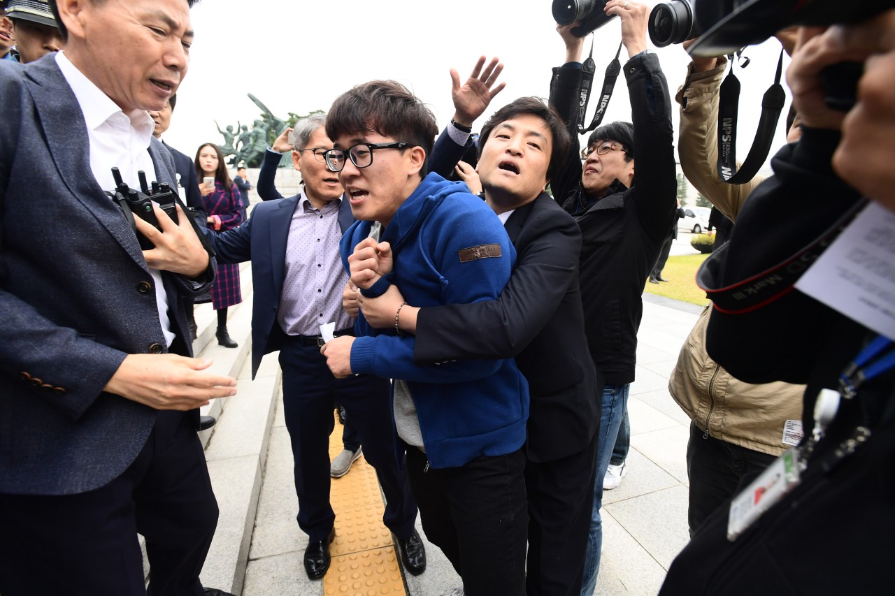 대학생 4여명이 26일 오후 국회본청 계단앞에서 기습 시위를 벌이며 "박근혜 대통령 탄핵"을 외치다 국회방호원에 의해 저지 당하고 있다.