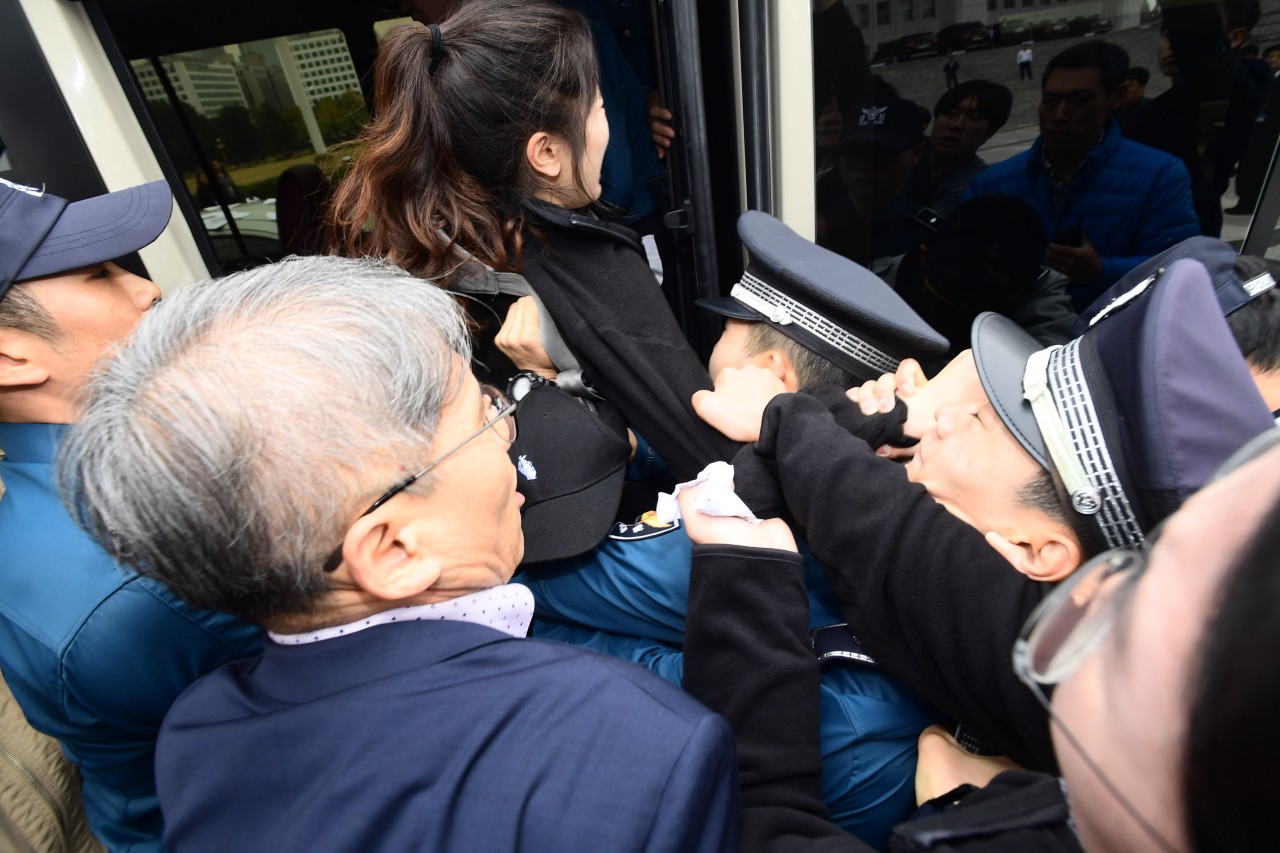 대학생 4여명이 26일 오후 국회본청 계단앞에서 기습 시위를 벌이며 "박근혜 대통령 탄핵"을 외치다 경찰에 연행되고 있다.