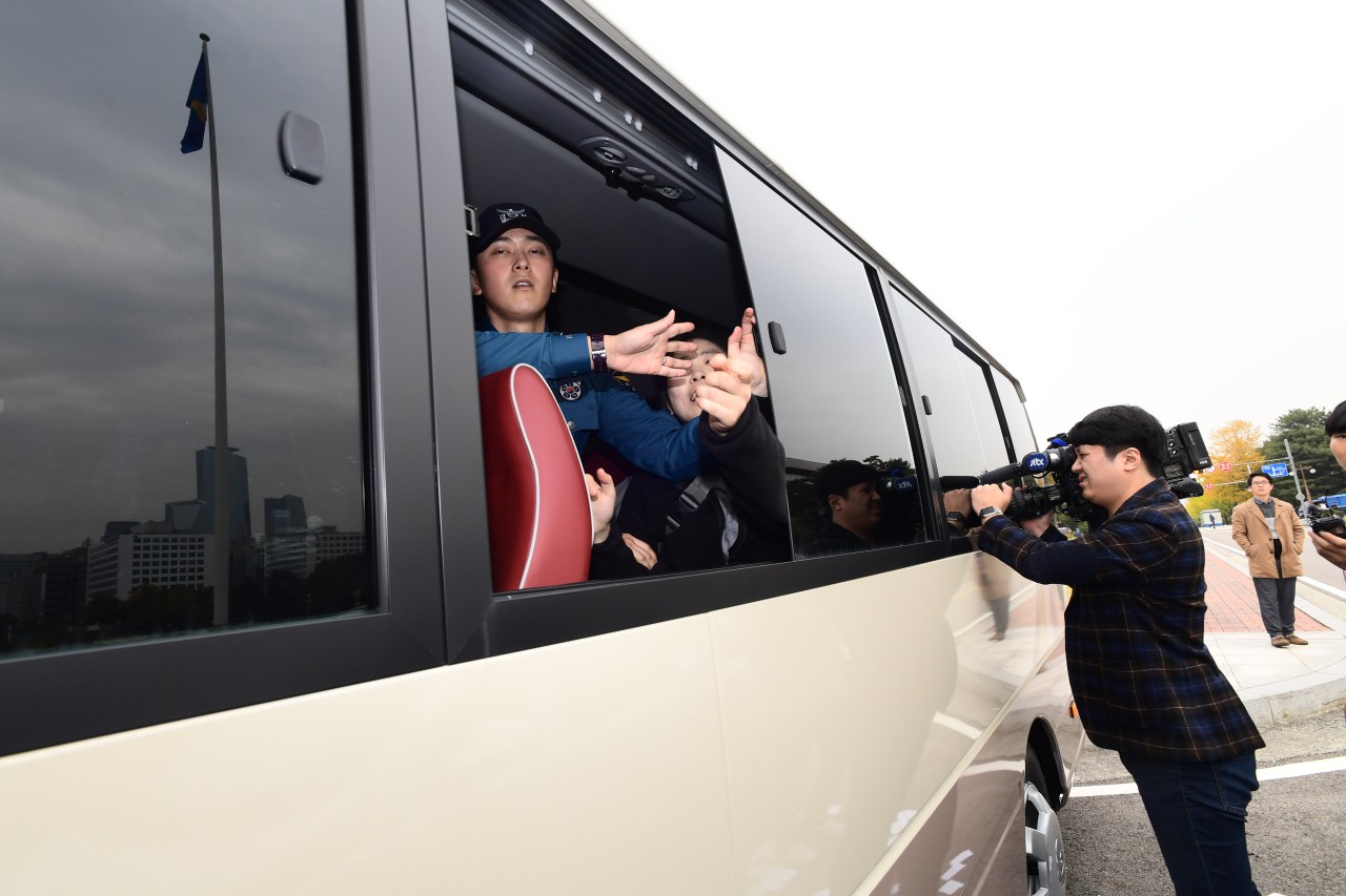 대학생 4여명이 26일 오후 국회본청 계단앞에서 기습 시위를 벌이며 "박근혜 대통령 탄핵"을 외치고 있다. 경찰 호송버스에 탄 학생들이 구호를 외치자 경찰이 급하게 창문을 닫고 있다.