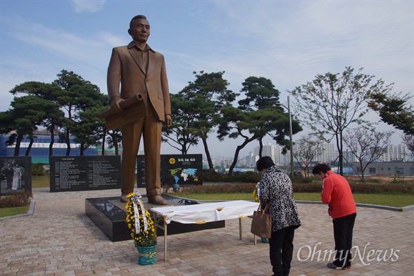 26일 오전 박정희 전 대통령의 37주기 추도식에 참가한 일부 시민들이 박 전 대통령의 동상 앞에서 추모를 하고 있다.