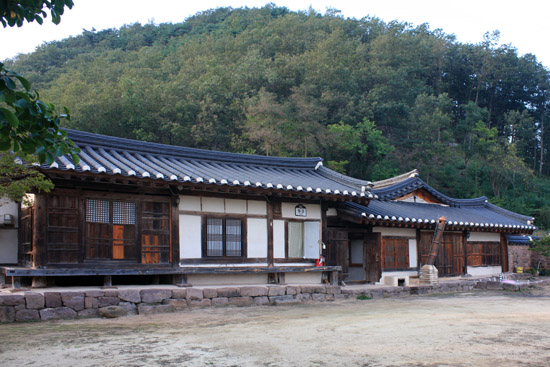 얕은 야산을 배경으로 세워져 있는 오극성 고택. 남서향을 바라보게 건축된 ㅁ자형 고택으로, 조선 후기에 경상북도 북부 지방에서 유행하던 가옥 양식을 보여준다.