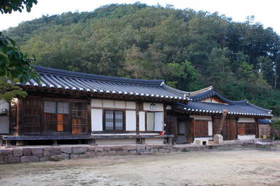  얕은 야산을 배경으로 세워져 있는 오극성 고택. 남서향을 바라보게 건축된 ㅁ자형 고택으로, 조선 후기에 경상북도 북부 지방에서 유행하던 가옥 양식을 보여준다.