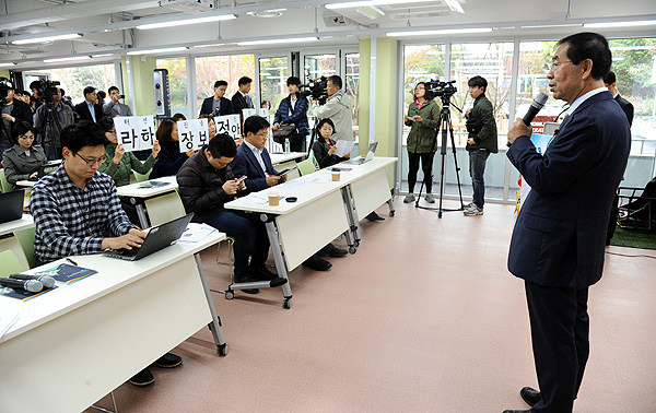  26일 오후 서울 강남구 개포디지털혁신파크에서 기자설명회를 하고 있는 박원순 시장 앞에 정신건강 노동자들이 '고용안정'을 요구하는 피켓시위를 벌이고 있다.