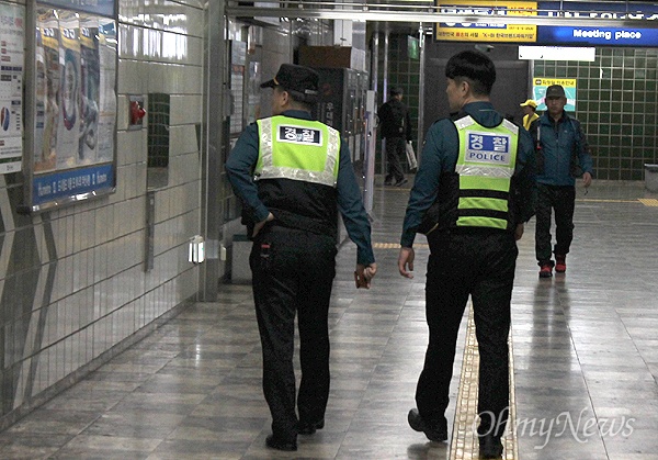 26일 오후 경찰관들이 부산도시철도 1호선 교대역에서 박근혜 대통령의 하야를 촉구하는 대자보를 찾기 위해 역사를 누비고 있다. 