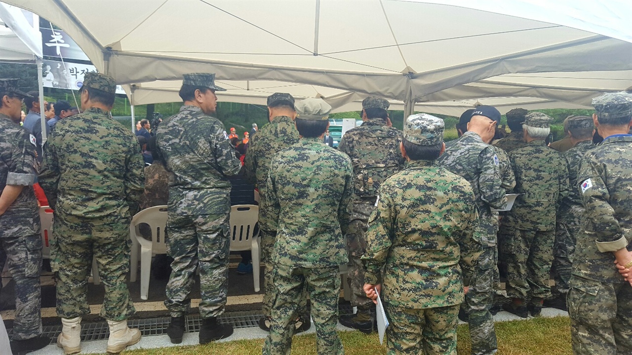 식장 뒷편에 모여 있던 군 관련 단체 회원들의 모습.