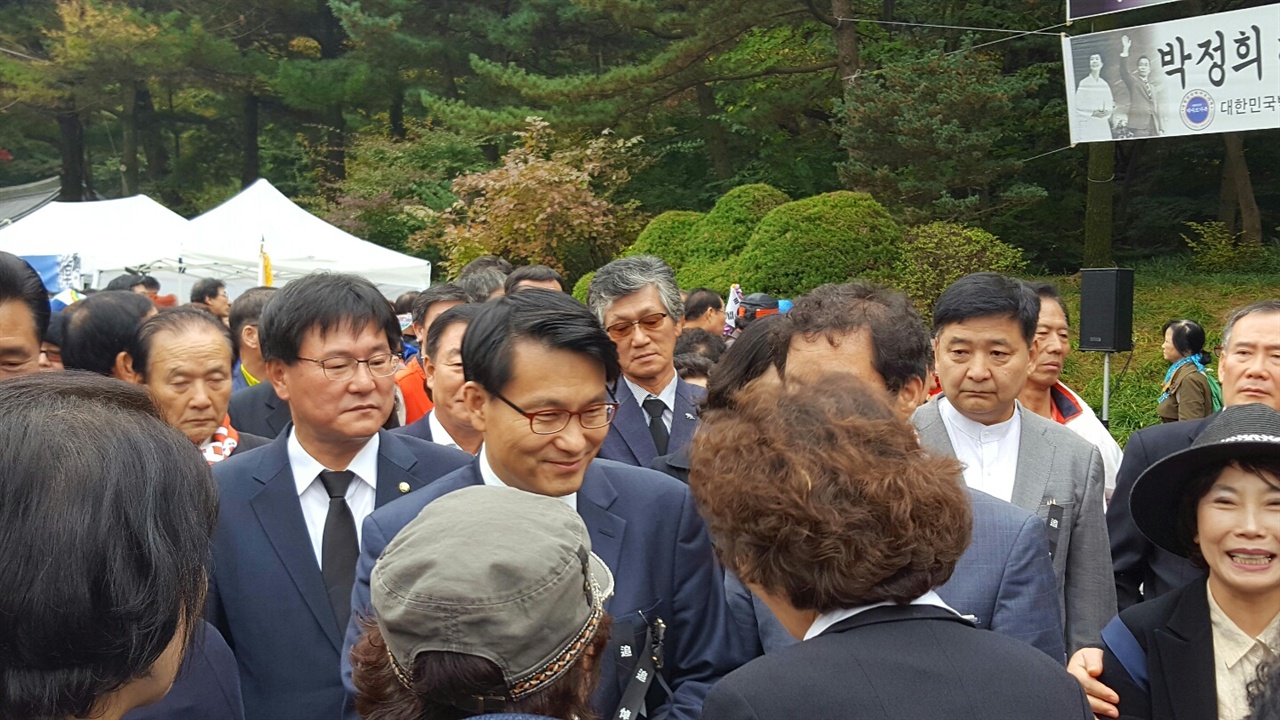  추도식에 참석한 윤상현 새누리당 의원.