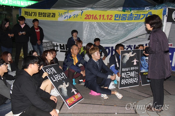  26일 저녁 창원 한서병원 앞 광장과 사거리에서 시민과 대학생들이 박근혜 대통령의 하야를 요구하는 손팻말을 들고 선전전을 벌였다.