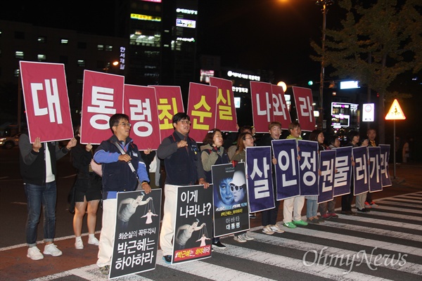  26일 저녁 창원 한서병원 앞 광장과 사거리에서 시민과 대학생들이 박근혜 대통령의 하야를 요구하는 손팻말을 들고 선전전을 벌였다.