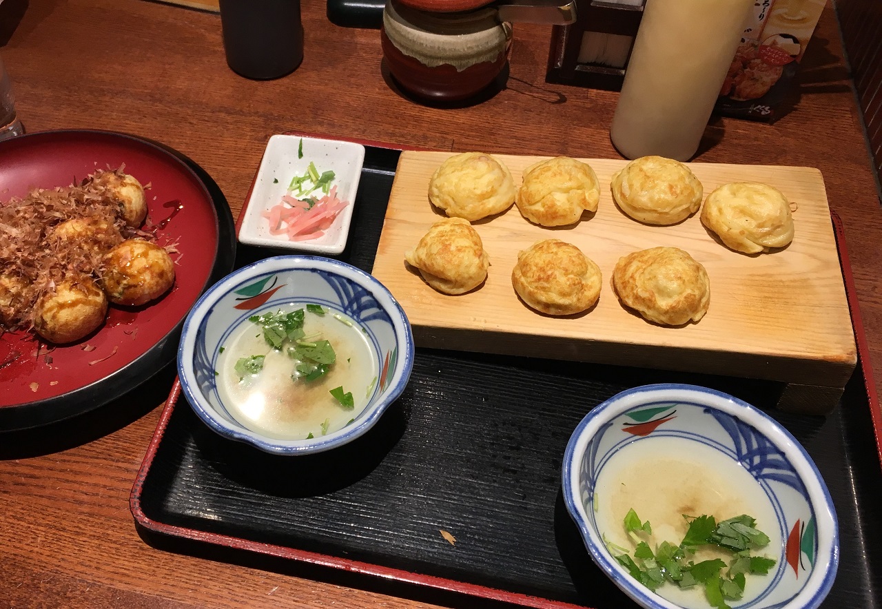 타코야끼 전문점 '쿠쿠로'에서 맛본 아카시야끼(오른쪽). 향긋한 참나물을 띄운 따끈한 가쯔오부시 국물에 적셔서 먹는 맛이 참 특별했다.