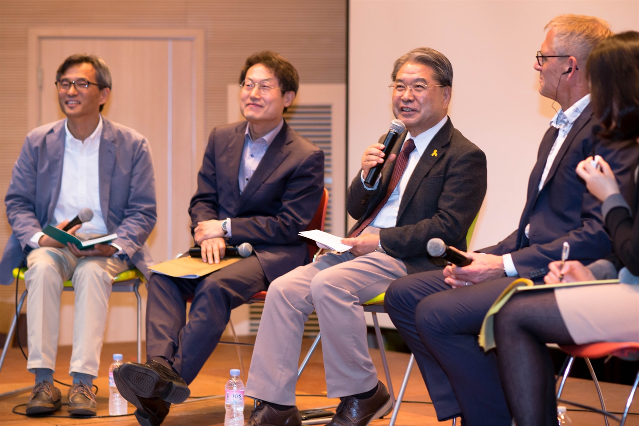  26일 서울 영등포 하자센터에서 열린 '오디세이학교·꿈의학교·꿈틀리인생학교 덴마크 행복교육과의 대화' 포럼에서 오연호 꿈틀리인생학교 이사장, 조희연 서울시교육감, 이재정 경기도교육감, 트로엘스 보링 에프터스콜레연합회장(왼쪽부터)이 '행복교육'에 대한 대화를 나누고 있다. 