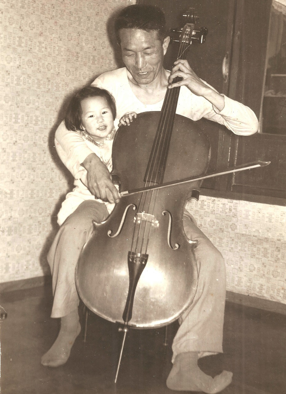 임종국 선생이 장녀 수연에게 첼로를 가르쳐주던 행복한 시절.