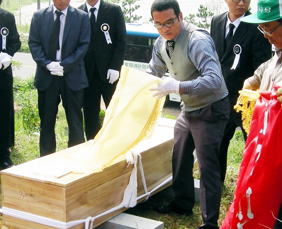 양성용 장례지도사가 장지에서 매장을 돕고 있다(2012년 9월 촬영)
