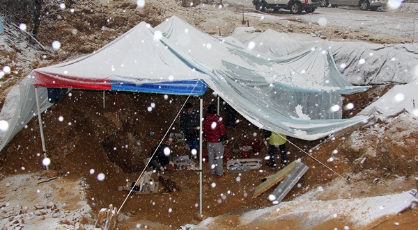 지난 3월, 박선주 교수가 폭설이 내리는 현장에서 유해발굴을 진두지휘하고 있다.
