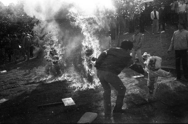 애학투련 결성식 행사 중에는 이른 바 '독재 군부정권 화형식'도 있었다. 헝겊으로 감싼 작은 허수아비에 전두환 등의 이름을 적어 넣고 불태우는 행사였다. 
