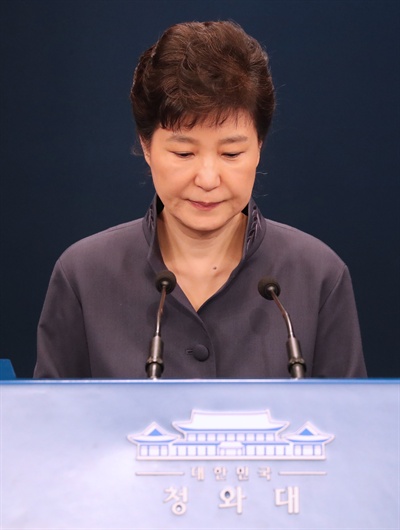 박근혜 대통령이 지난 25일 '최순실 의혹'에 관해 대국민 사과를 하기위해 청와대 춘추관 대브리핑실에 들어서고 있다.
