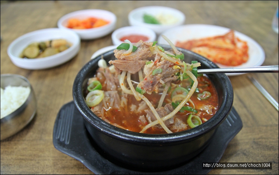 한 끼니 식사로도, 때로는 술안주로도 썩 잘 어울리는 음식이 돼지국밥이다. 
