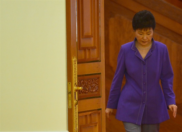 박근혜 대통령이 10월 28일 오후 청와대를 방문한 윈민 미얀마 하원의장을 접견하기 위해 무궁화실로 들어서고 있다.